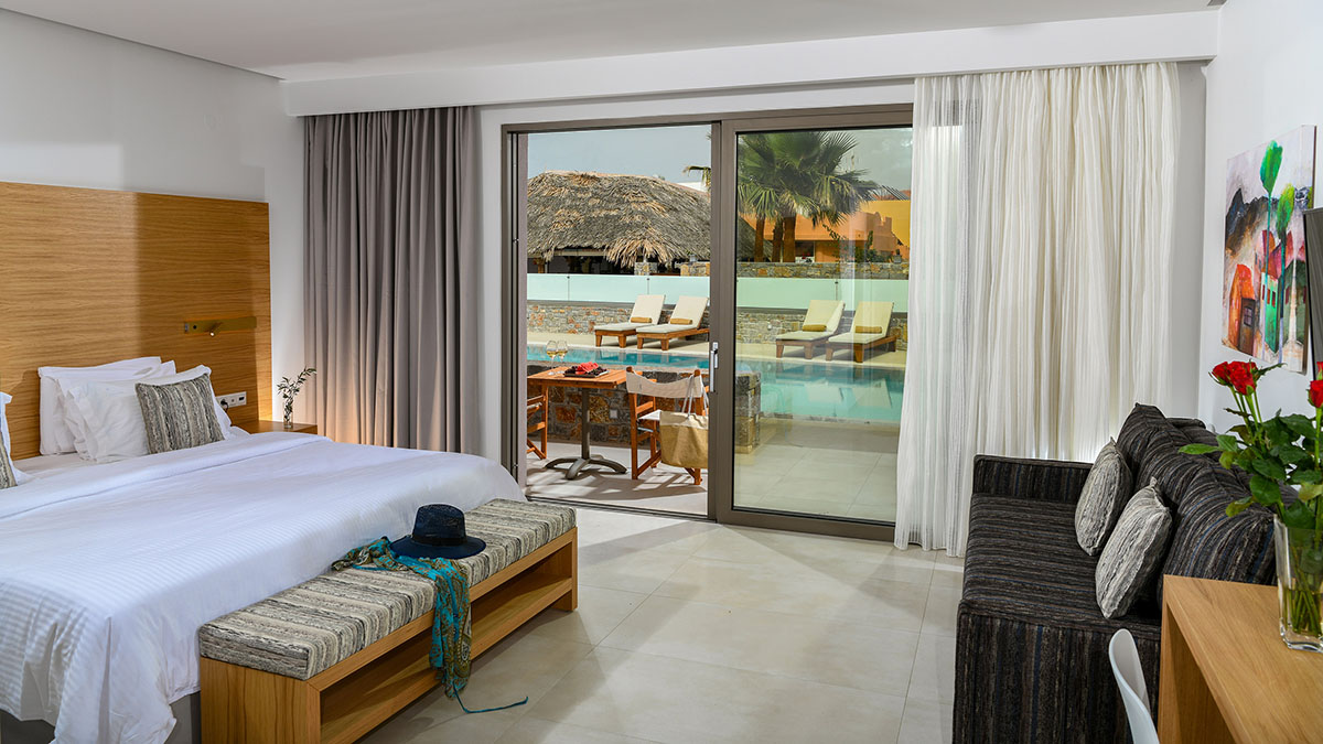 White Deluxe Suite Swim Up